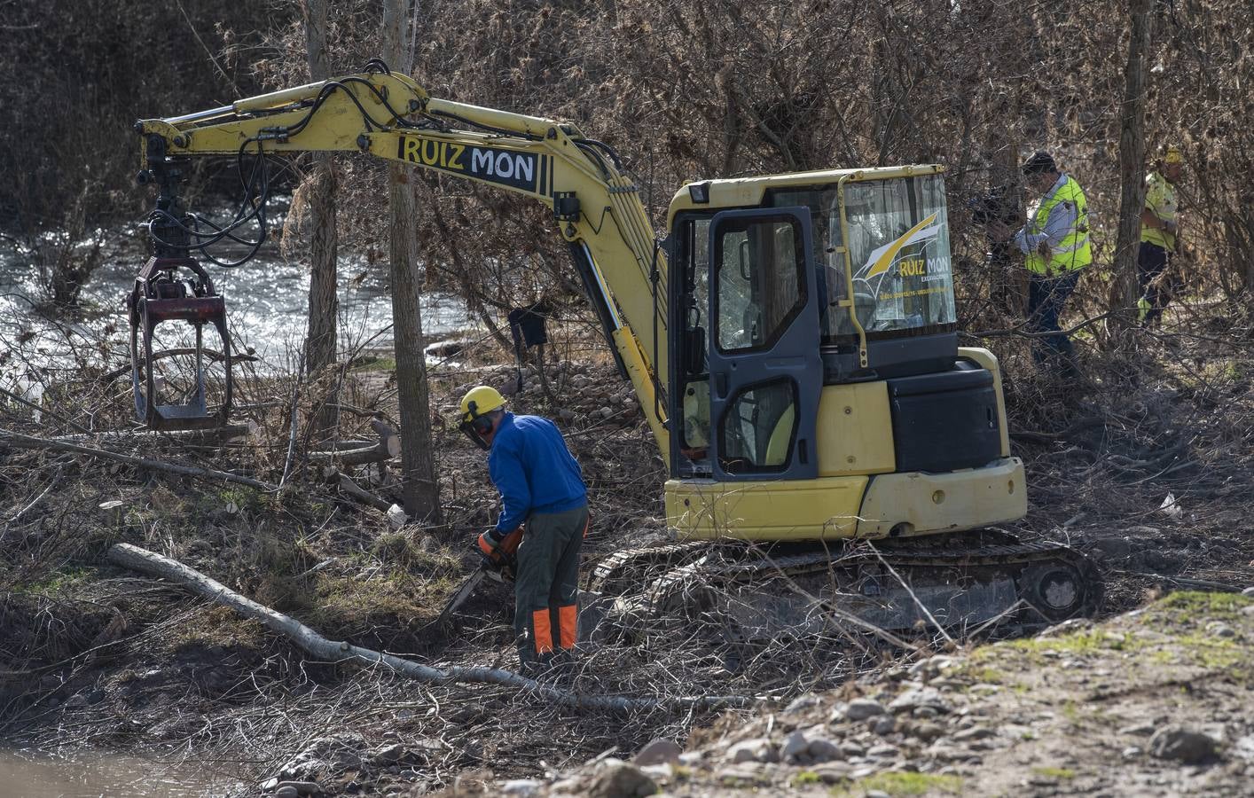 Comenzaron las obras de limpieza de los ríos Híjar y Ebro a su paso por las localidades de Reinosa y Matamorosa (Campoo de Enmedio) para evitar nuevas inundaciones como las del pasado mes de diciembre, cuando se produjo el desbordamiento de dichos ríos como consecuencia de las fuertes lluvias, anegando varias zonas urbanas, lo que provocó cuantiosos daños materiales.