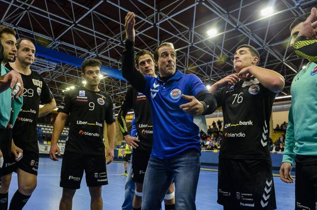 Rodrigo reñones da instrucciones a sus jugadores. 