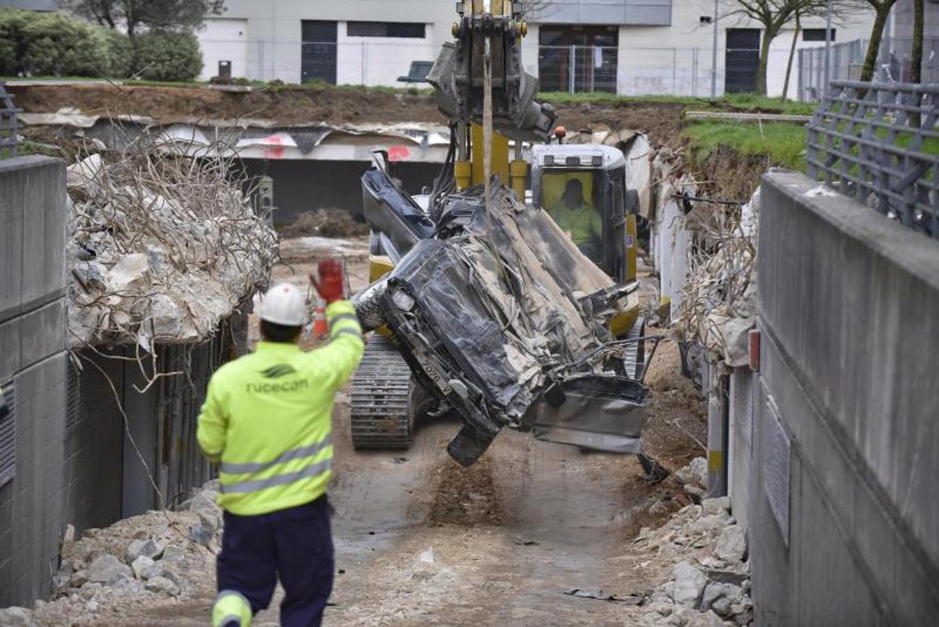 Fotos: Sacan los coches destrozados de Nueva Montaña