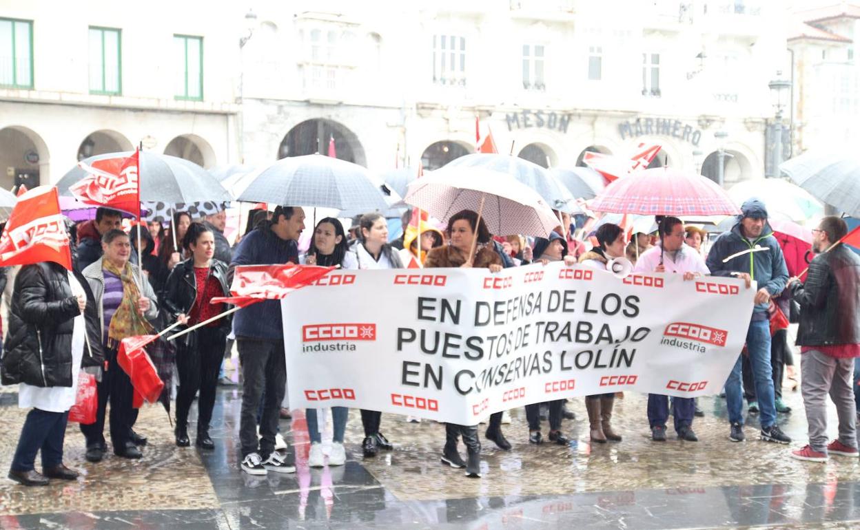 Empleados de Conservas Lolín y sindicatos se han concentrado momentos antes de la celebración del pleno 