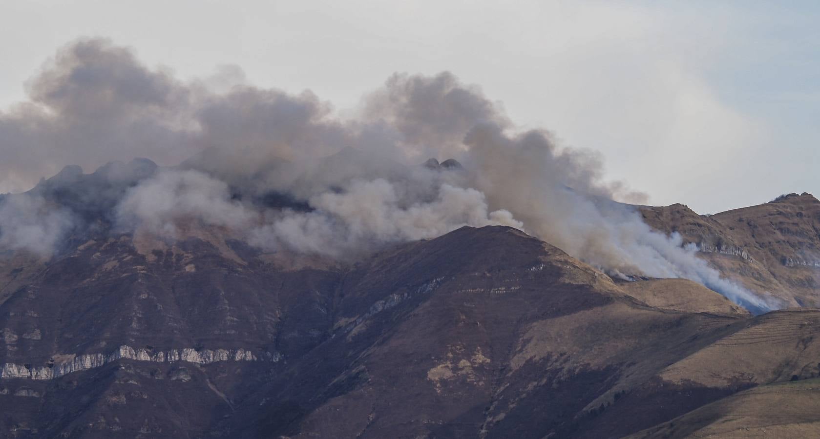 El fuego palidece aún más el paisaje invernal de los pastos en Vega de Pas y los expertos alertan del deterioro de la calidad del suelo