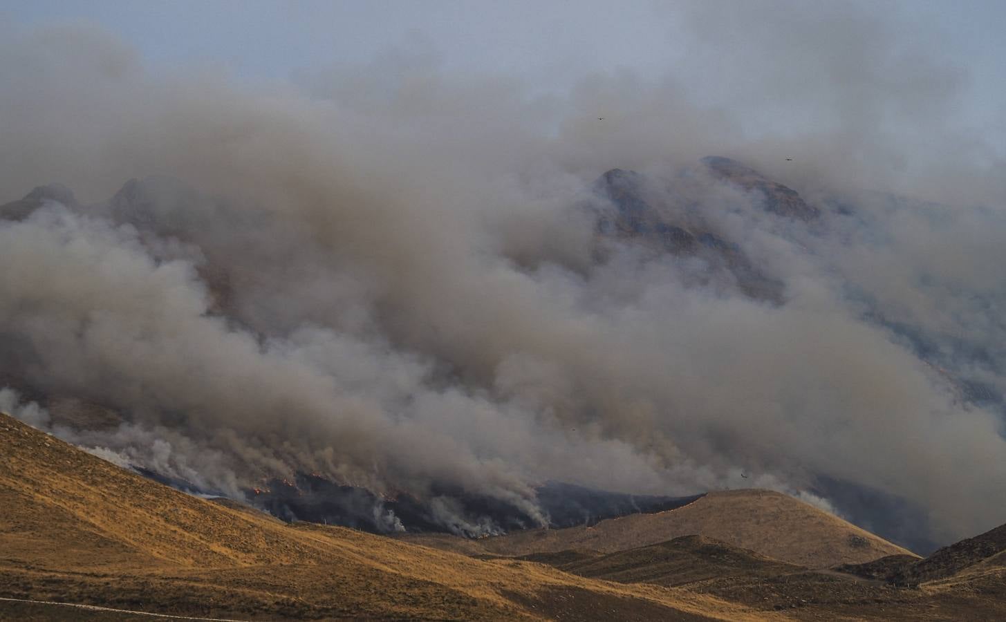 El fuego palidece aún más el paisaje invernal de los pastos en Vega de Pas y los expertos alertan del deterioro de la calidad del suelo