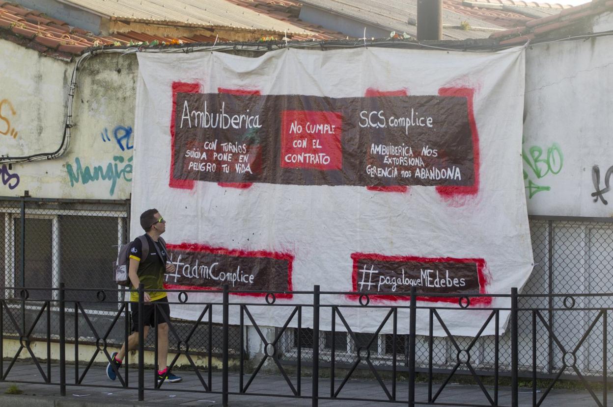  Pancarta reivindicativa colocada el lunes por personal de Ambuibérica, que ayer ya había sido retirada. 