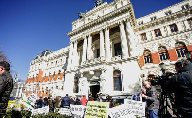 Algunos de los asistentes a la manifestación de agricultores y ganaderos,