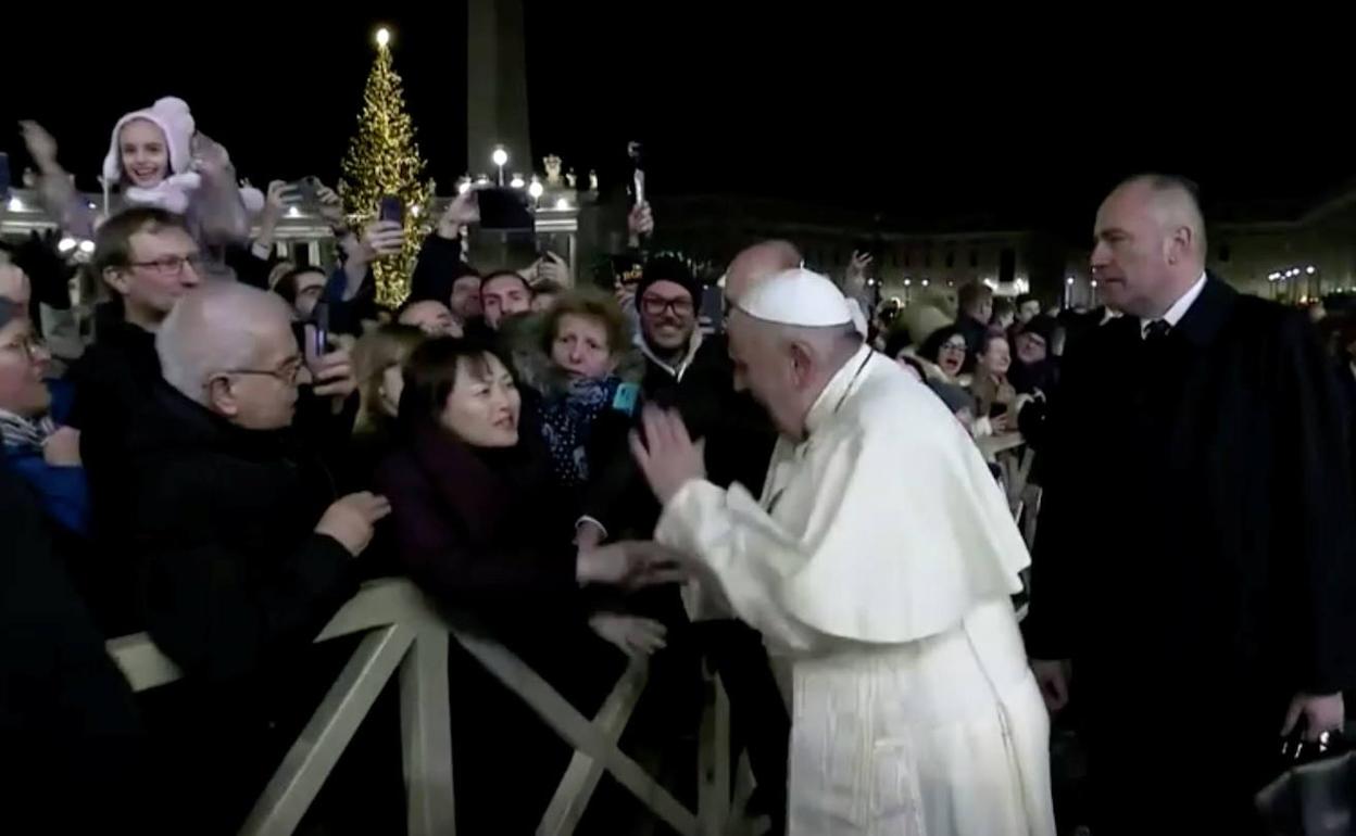 El Papa reprende a la mujer. 