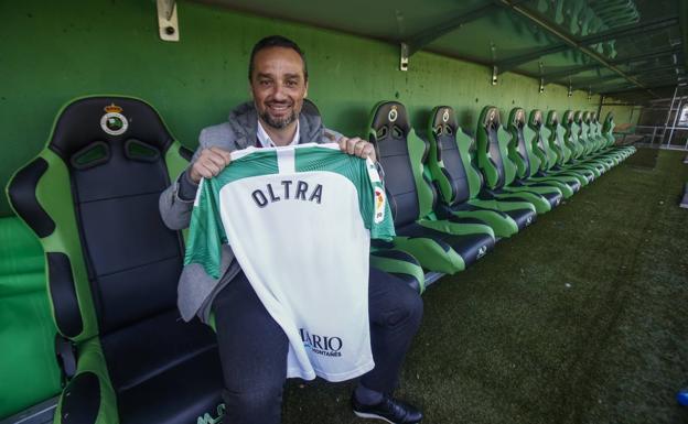 Oltra, sentado en el banquillo del Racing en El Sardinero.