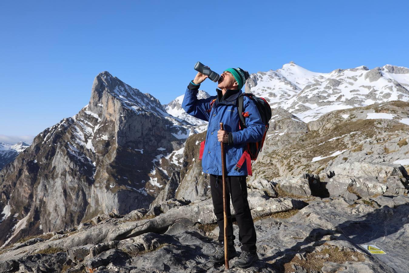 Un montañero bebe agua en la entrada al Macizo Central de Picos desde la Estación Superior del teleférico de Fuente Dé.