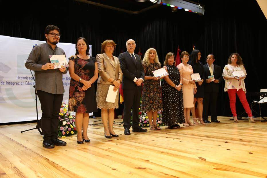 La profesora del colegio San José Marisa Nanclares (quinta por la izquierda) recogió el premio en Panamá.