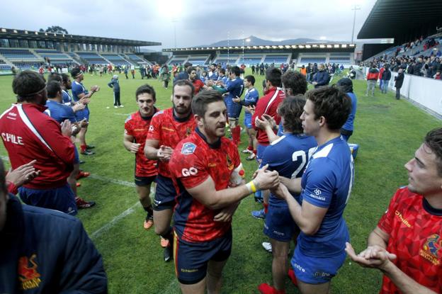 Los jugadores de España y Chile se saludan al término del partido que enfrentó a ambas selecciones en El Malecón el 21 de noviembre de 2015. :