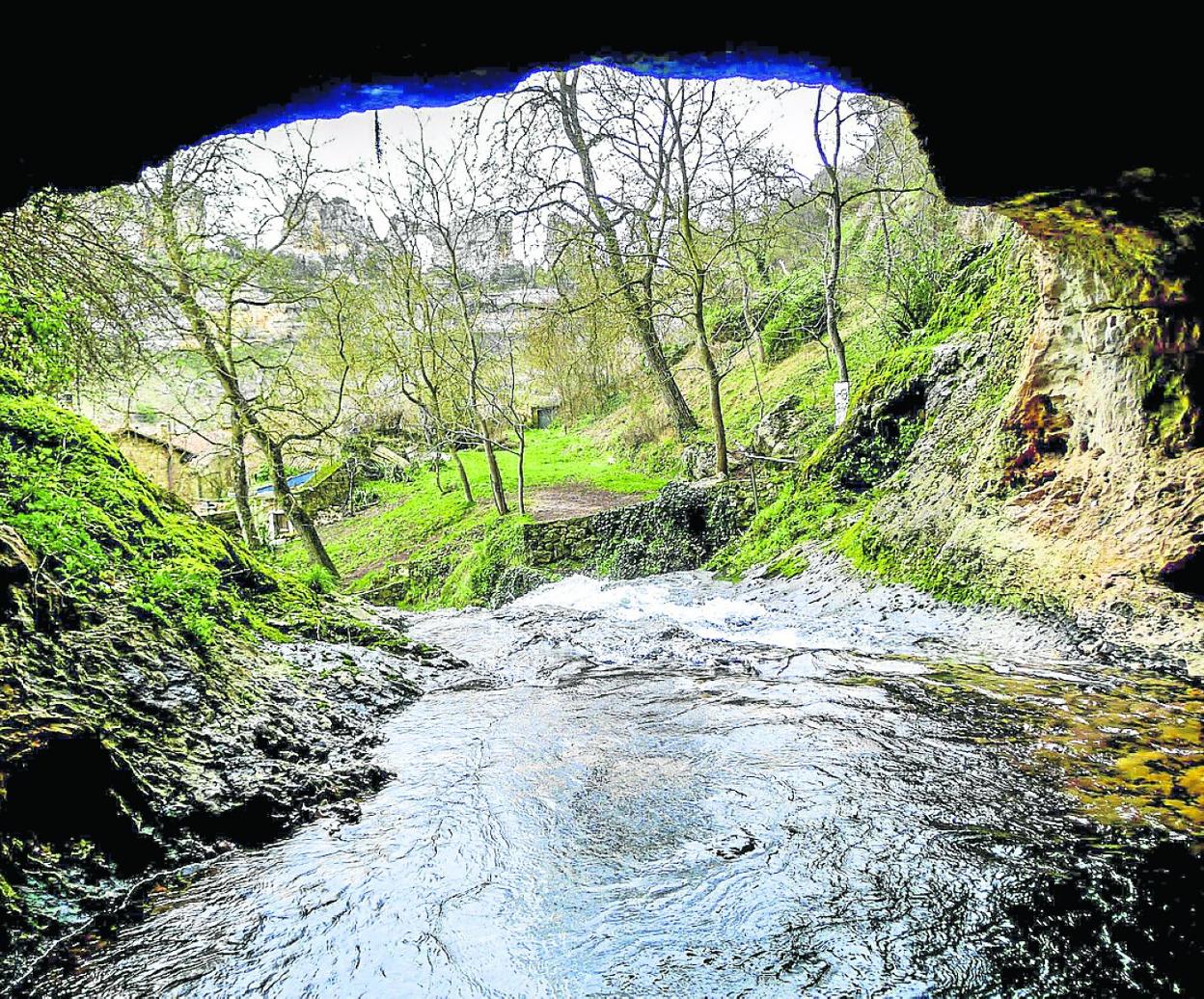 Punto final de la ruta, la Cueva del Agua, donde brota el agua de la cascada que baña Orbaneja. 