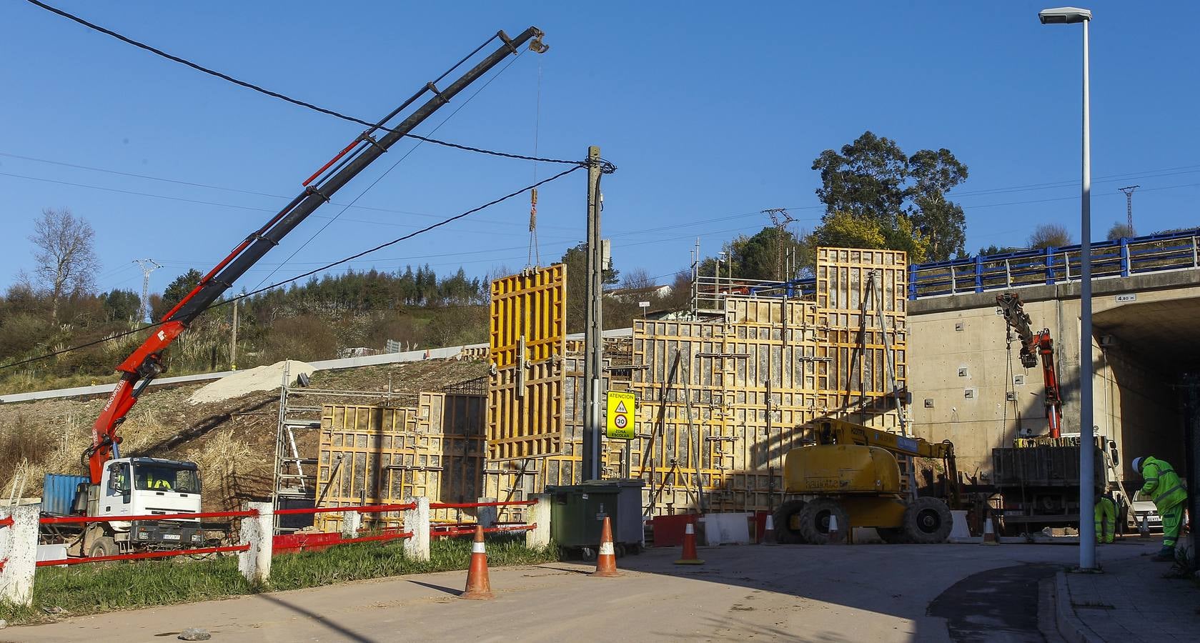 Los vecinos más afectados por las obras del nuevo vial de la autovía se quejan de la inseguridad y la suciedad del barrio