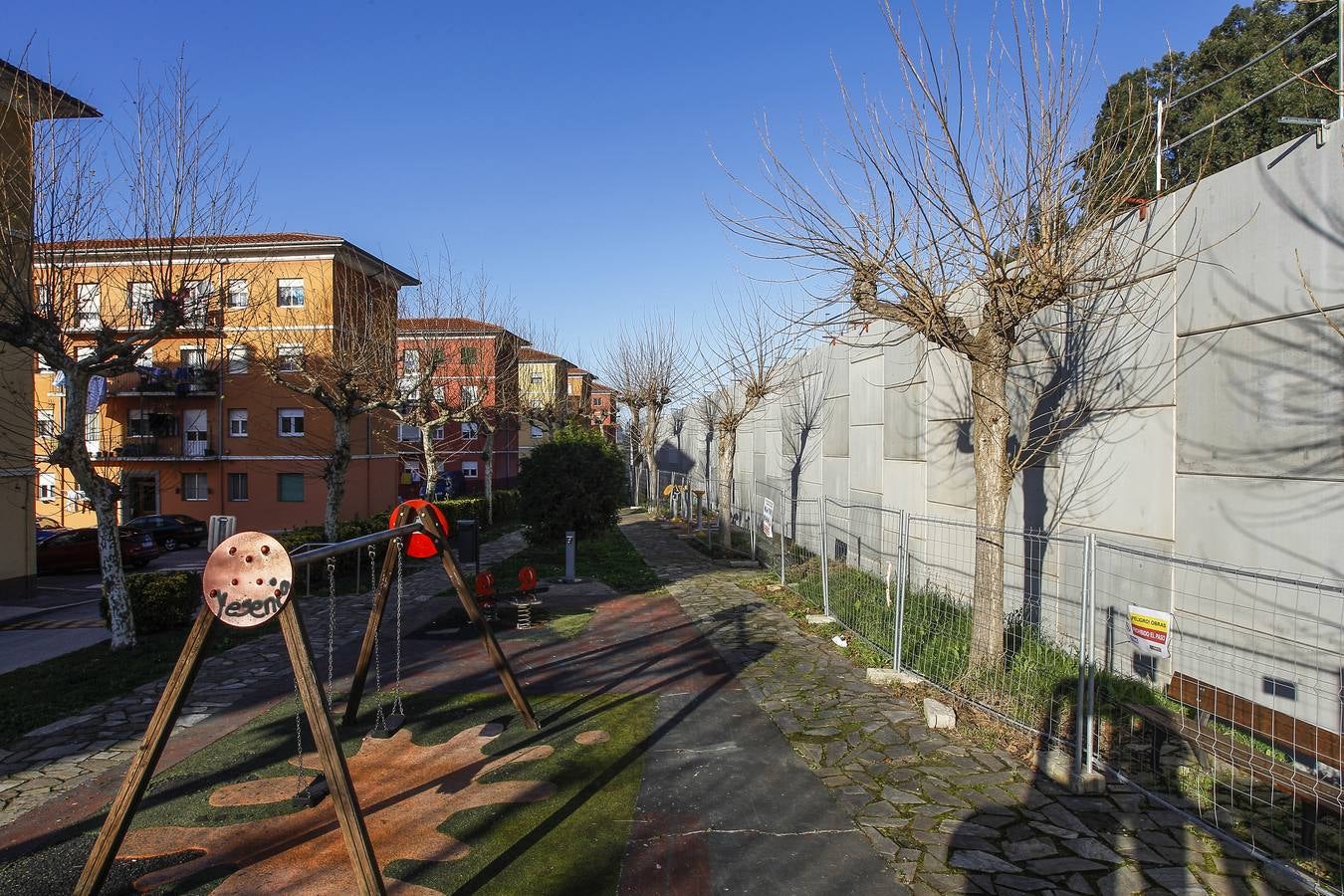 Los vecinos más afectados por las obras del nuevo vial de la autovía se quejan de la inseguridad y la suciedad del barrio