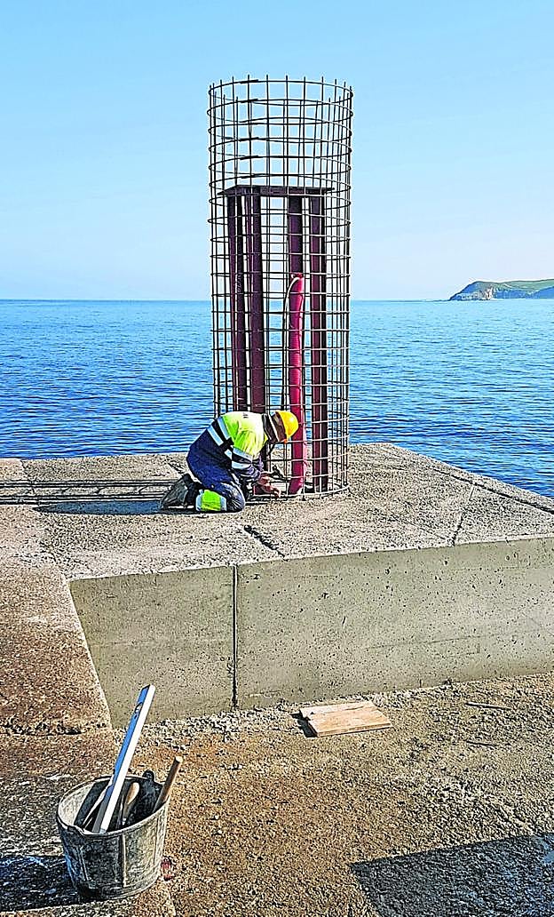 El nuevo farolillo se levanta sobre una base de hormigón. :: V. C.