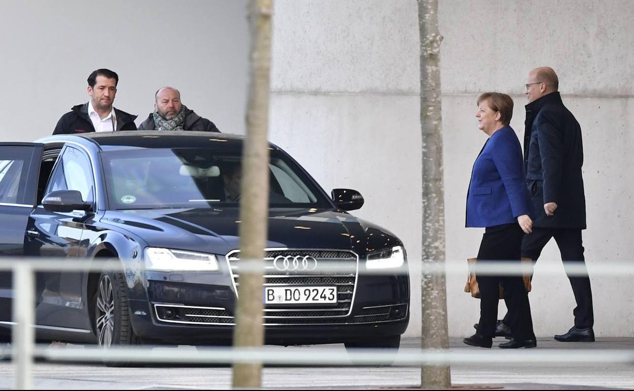 Merkel abandona la Cancillería tras la reunión convocada con urgencia para analizar al crisis de Turingia.