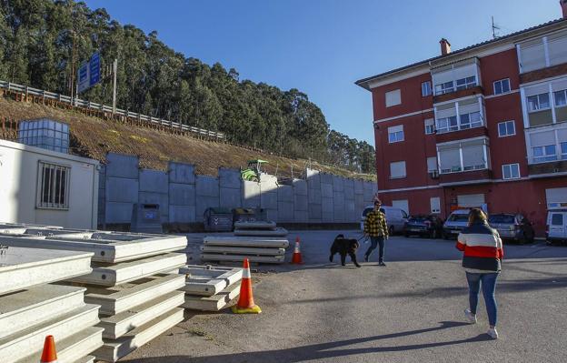 Los vecinos de la Colonia El Salvador temen que el muro, al fondo en la imagen, no soporte otro desprendimiento. 