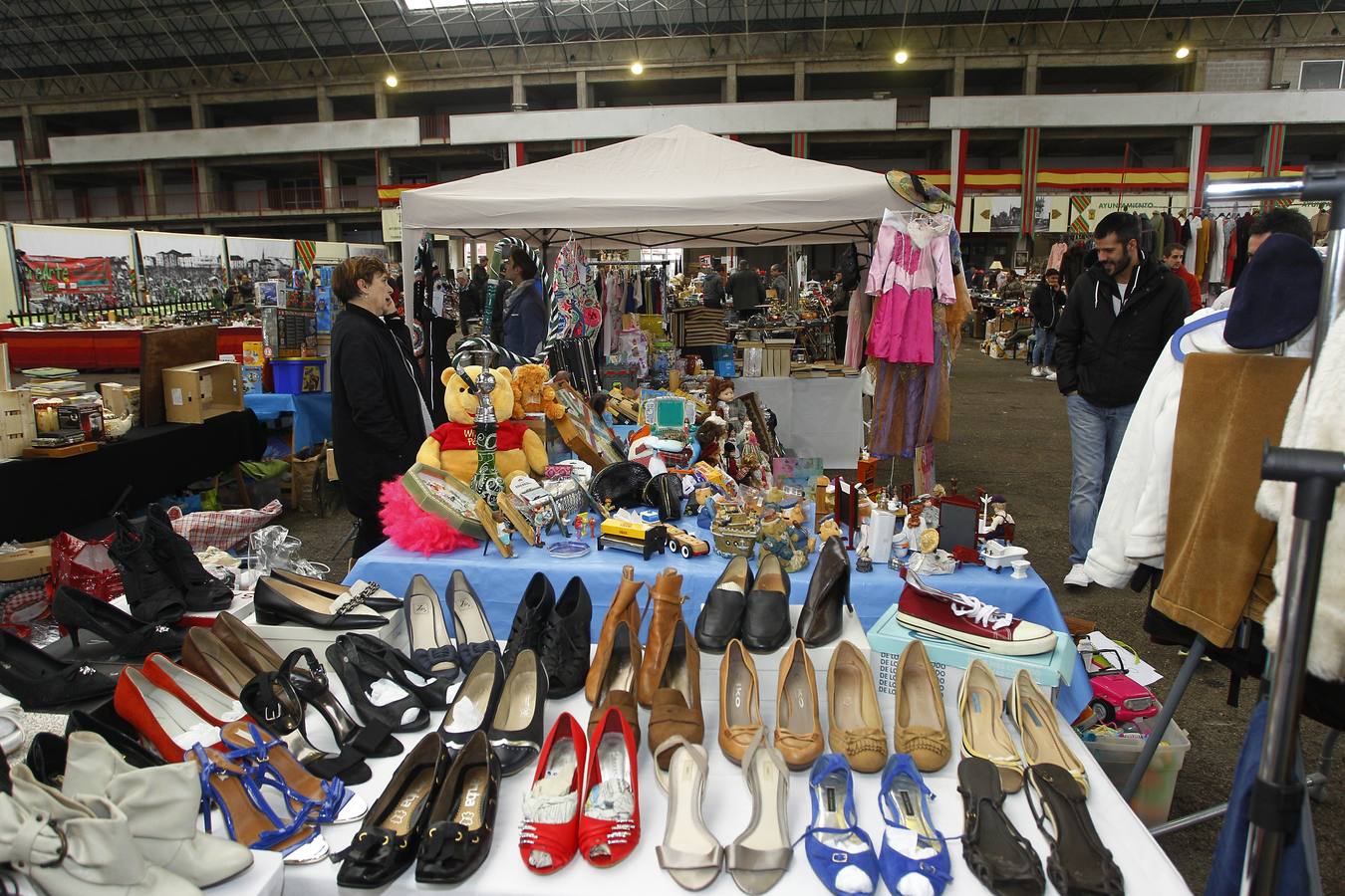 En la jornada de este domingo concluye la octava edición de la feria Recíclate, dedicada al reciclaje y el consumo responsable, que se celebra desde hoy con éxito de participación y público en el Mercado Nacional de Ganados de Torrelavega. La lluvia ayudó a que cientos de personas, algunas procedentes de regiones limítrofes, acudieran a ver la muestra desde primera hora.