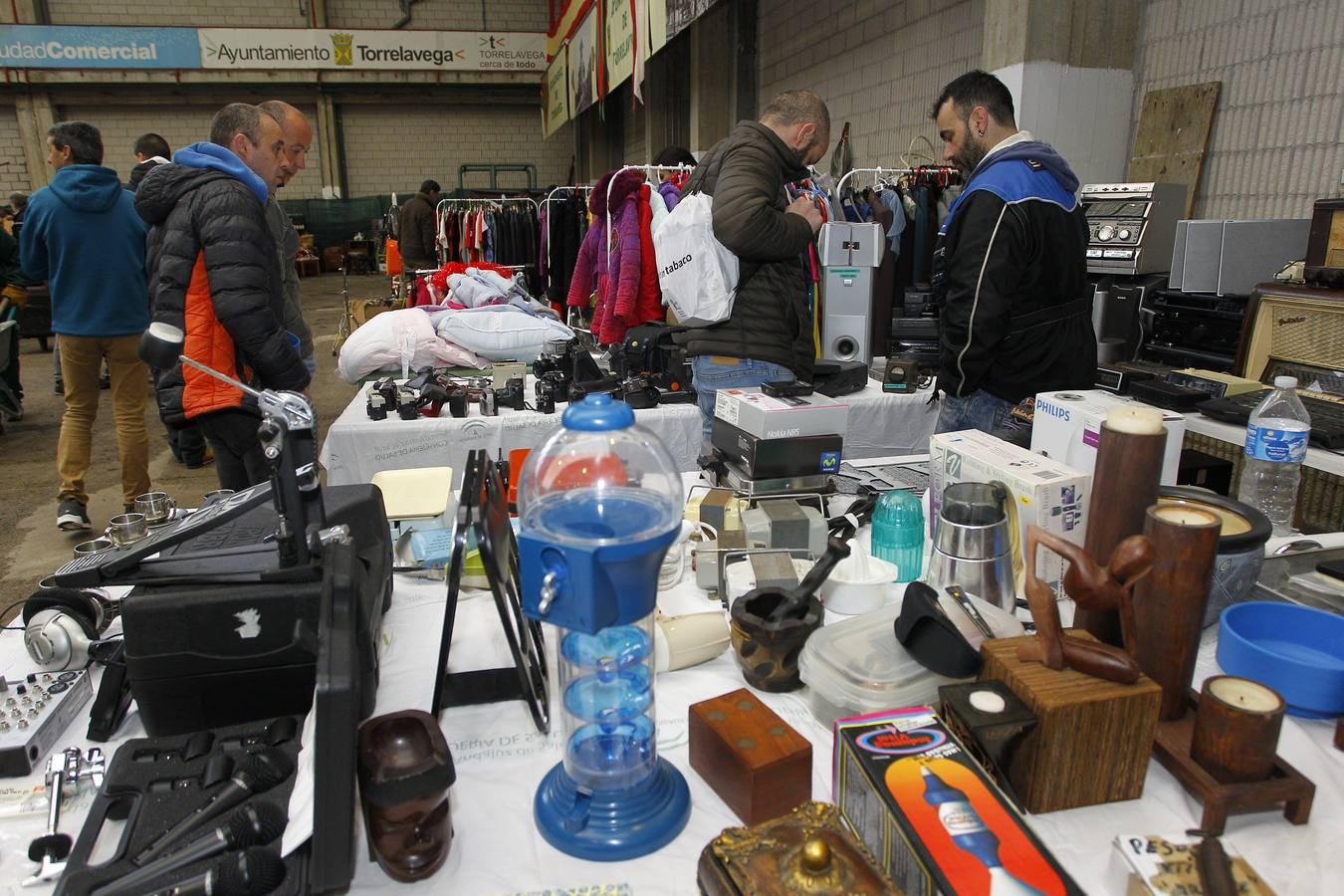 En la jornada de este domingo concluye la octava edición de la feria Recíclate, dedicada al reciclaje y el consumo responsable, que se celebra desde hoy con éxito de participación y público en el Mercado Nacional de Ganados de Torrelavega. La lluvia ayudó a que cientos de personas, algunas procedentes de regiones limítrofes, acudieran a ver la muestra desde primera hora.