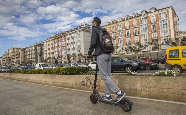 Una usuaria de patinete en el entorno de las estaciones de Santander. 