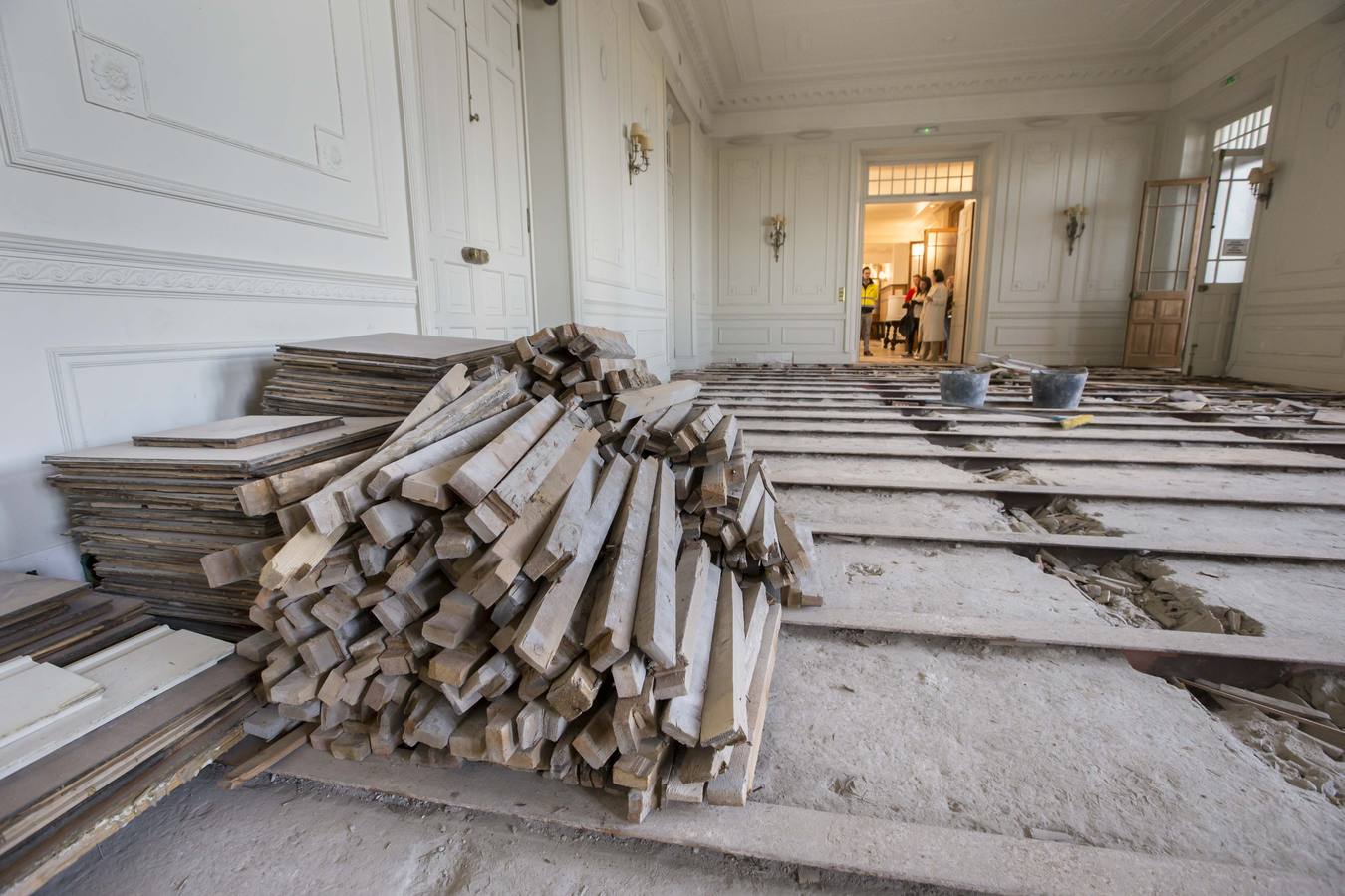 La renovación del icono de La Magdalena pretende mantener su esencia y su estética clásica, por lo que la mayor parte de los materiales utilizados son idénticos a los que sustituye | Las intervenciones en el edificio comenzaron en noviembre y está previsto que terminen para mayo, antes de que comiencen los cursos de verano de la UIMP