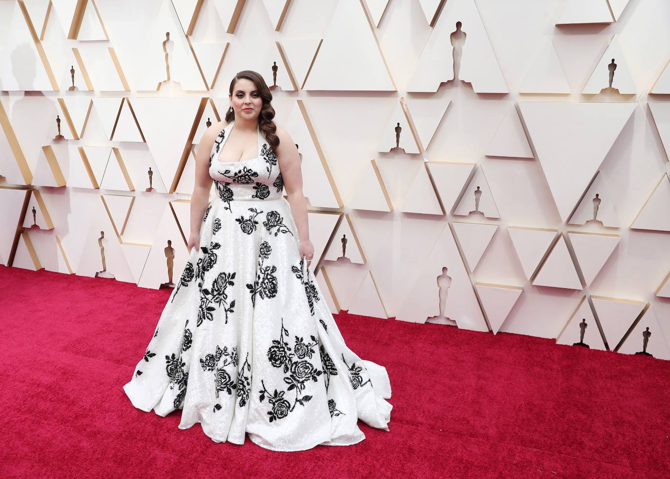 Beanie Feldstein, la estrella de Superempollonas, con un diseño de ‘paillettes’ blanco con flores en contraste. No nos convence el tipo de escote, que resulta algo deslavazado.