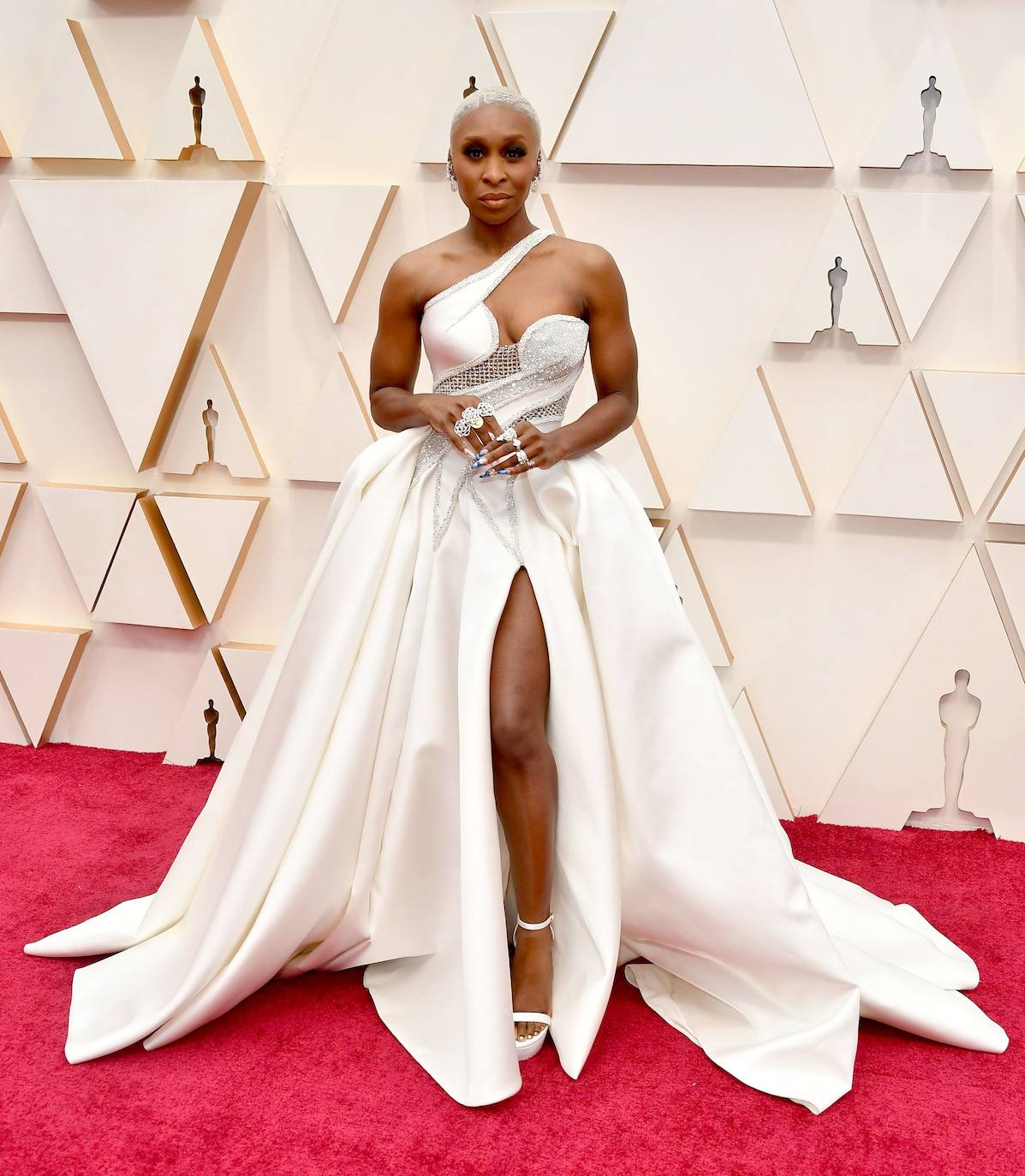 Cynthia Erivo ha sido la sorpresa de la temporada por su papel en ‘Harriet’, que le ha llevado a estar nominada a ‘Mejor Actriz’. Su potente look de Versace es arriesgado y ha generado opiniones de todo tipo, aunque ella sabe defender como nadie sobre la alfombra roja este tipo de diseños.