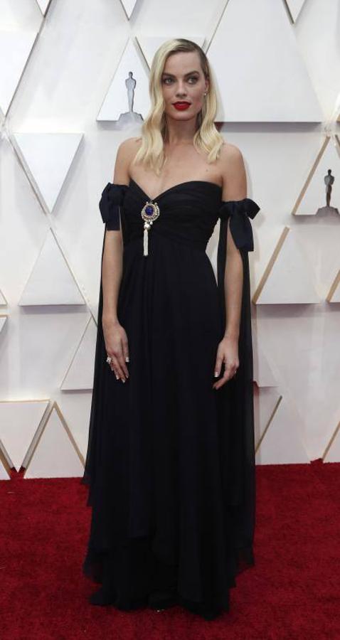 Una vez más, Margot Robbie fue fiel a su marca insignia, Chanel, y este domingo se decantó por este vestido de Alta Costura de 1994 que tenía un espectacular broche en el escote.