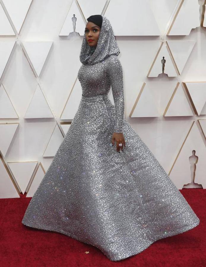 La actriz Janelle Monáe siempre se corona como una de las más arriesgadas y divertidas cada vez que pisa una alfombra roja, y esta vez optó por un traje metalizado de Ralph Lauren, formado por un top de manga larga y capucha plateada a juego con una maravillosa falda de vuelo.