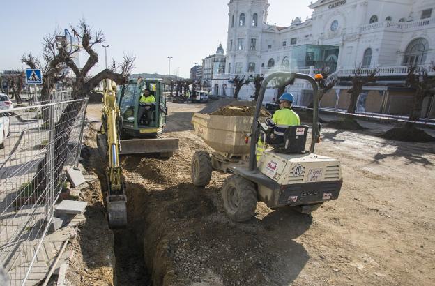 En la plaza se trabaja ahora en la red de drenaje, telecomunicaciones, alumbrado y riego