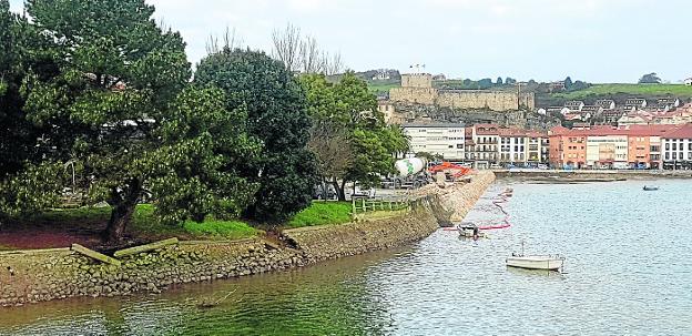 La escollera del nuevo puerto deportivo ya está finalizada, mientras que el resto se encuentra derruida.