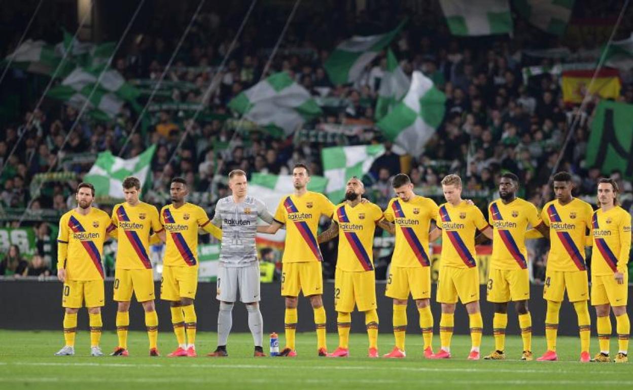 Los jugadores del Barcelona, antes de su partido ante el Betis en el Villamarín. 