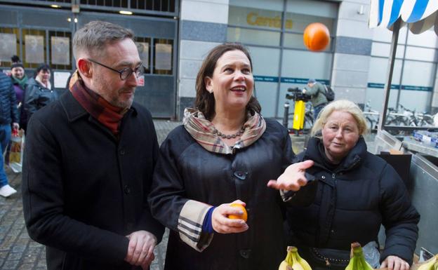 La líder del Sinn Féin, Mary Lou McDonald (centro), durante una visita a un mercado. 