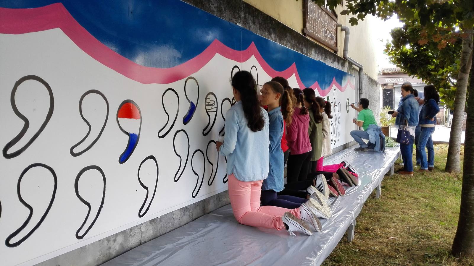 Alumnos del Jesús Cancio pintando un mural