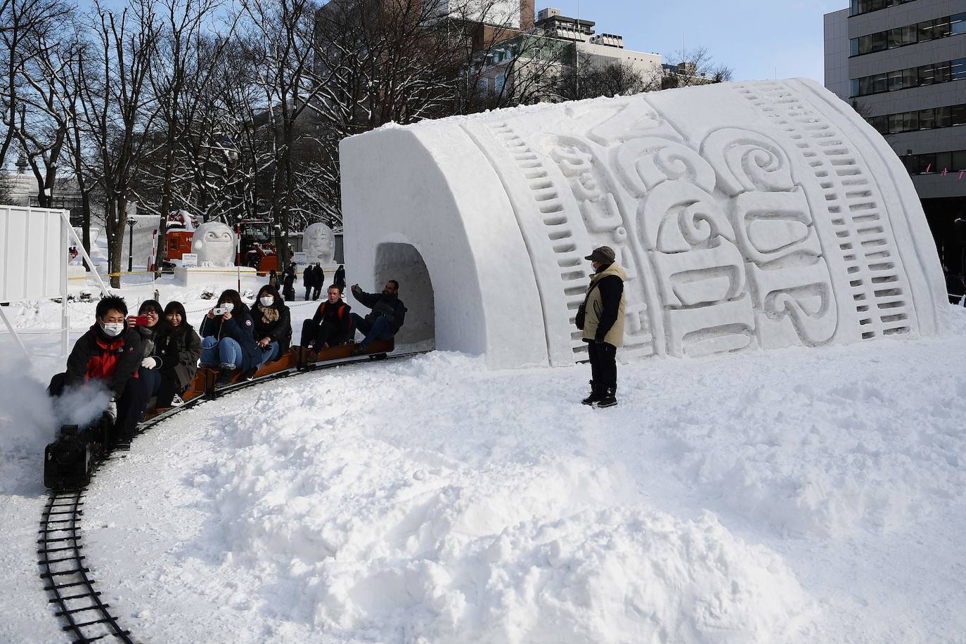 Decenas de miles de turistas se acercan cada año a Sapporo, en el norte de Japón, para contemplar las 200 esculturas de hielo presentadas durante el Festival de la Nieve, aunque esta última ha brillado por su ausencia este año. A causa de las temperaturas demasiado suaves de este año, las precipitaciones no bastaron y los organizadores se las tuvieron que ingeniar para poder construir las esculturas pese a la enorme escasez de materia prima. «La falta de nieve es inaudita. Tuvimos que traerla de lugares a los que nunca antes habíamos tenido que recurrir», como Niseko, una ciudad situada a unos 60 kiómetros de Sapporo, explica Yumato Sato, un responsable de la organización del Festival de nieve.