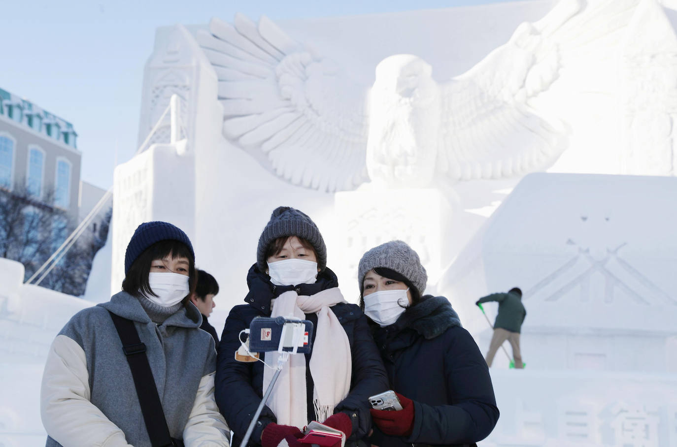 Decenas de miles de turistas se acercan cada año a Sapporo, en el norte de Japón, para contemplar las 200 esculturas de hielo presentadas durante el Festival de la Nieve, aunque esta última ha brillado por su ausencia este año. A causa de las temperaturas demasiado suaves de este año, las precipitaciones no bastaron y los organizadores se las tuvieron que ingeniar para poder construir las esculturas pese a la enorme escasez de materia prima. «La falta de nieve es inaudita. Tuvimos que traerla de lugares a los que nunca antes habíamos tenido que recurrir», como Niseko, una ciudad situada a unos 60 kiómetros de Sapporo, explica Yumato Sato, un responsable de la organización del Festival de nieve.