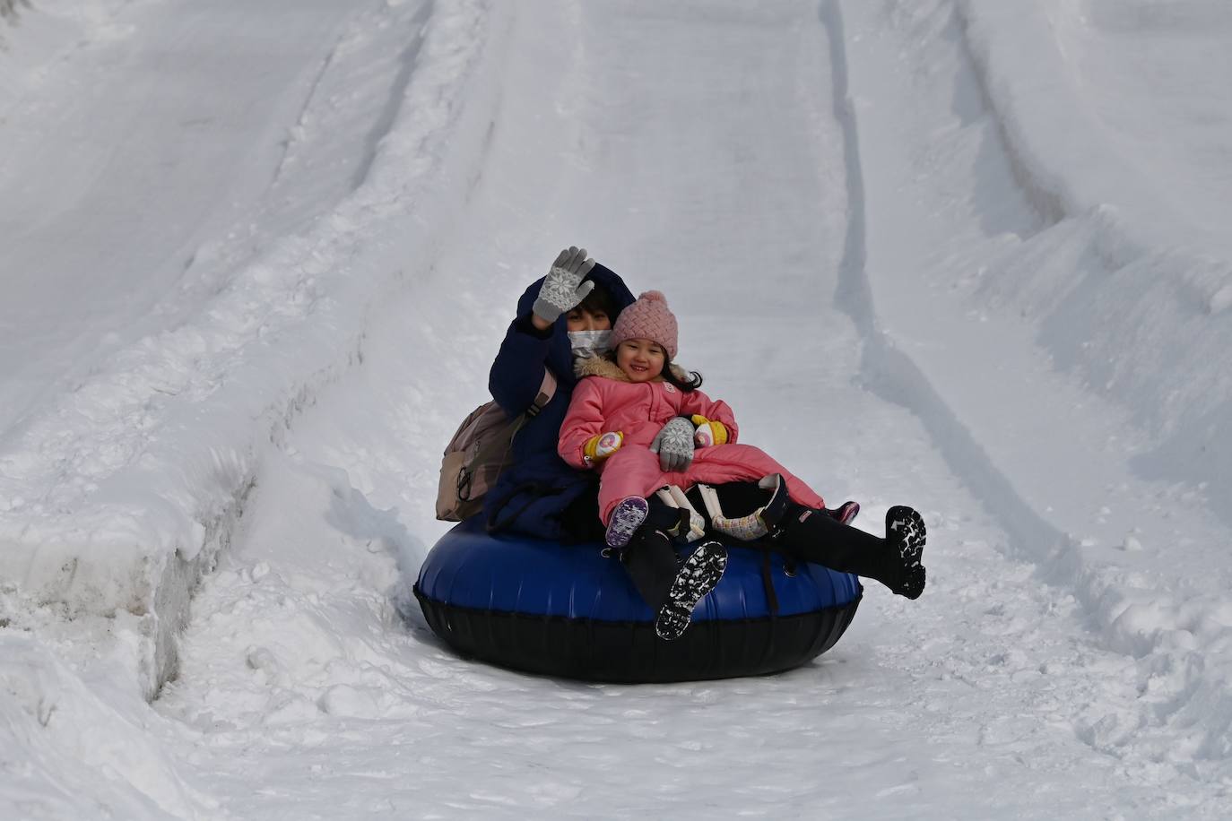 Decenas de miles de turistas se acercan cada año a Sapporo, en el norte de Japón, para contemplar las 200 esculturas de hielo presentadas durante el Festival de la Nieve, aunque esta última ha brillado por su ausencia este año. A causa de las temperaturas demasiado suaves de este año, las precipitaciones no bastaron y los organizadores se las tuvieron que ingeniar para poder construir las esculturas pese a la enorme escasez de materia prima. «La falta de nieve es inaudita. Tuvimos que traerla de lugares a los que nunca antes habíamos tenido que recurrir», como Niseko, una ciudad situada a unos 60 kiómetros de Sapporo, explica Yumato Sato, un responsable de la organización del Festival de nieve.