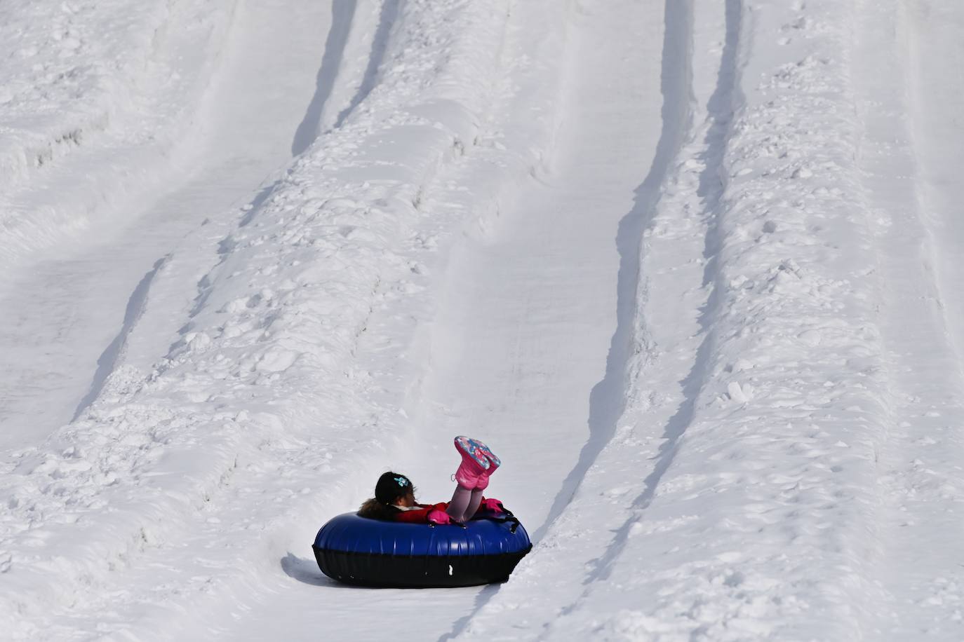 Decenas de miles de turistas se acercan cada año a Sapporo, en el norte de Japón, para contemplar las 200 esculturas de hielo presentadas durante el Festival de la Nieve, aunque esta última ha brillado por su ausencia este año. A causa de las temperaturas demasiado suaves de este año, las precipitaciones no bastaron y los organizadores se las tuvieron que ingeniar para poder construir las esculturas pese a la enorme escasez de materia prima. «La falta de nieve es inaudita. Tuvimos que traerla de lugares a los que nunca antes habíamos tenido que recurrir», como Niseko, una ciudad situada a unos 60 kiómetros de Sapporo, explica Yumato Sato, un responsable de la organización del Festival de nieve.