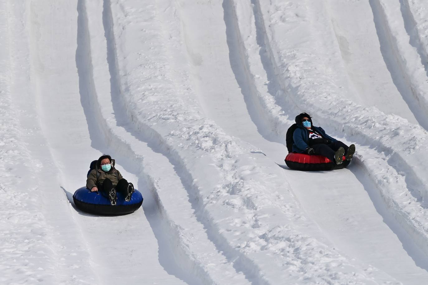 Decenas de miles de turistas se acercan cada año a Sapporo, en el norte de Japón, para contemplar las 200 esculturas de hielo presentadas durante el Festival de la Nieve, aunque esta última ha brillado por su ausencia este año. A causa de las temperaturas demasiado suaves de este año, las precipitaciones no bastaron y los organizadores se las tuvieron que ingeniar para poder construir las esculturas pese a la enorme escasez de materia prima. «La falta de nieve es inaudita. Tuvimos que traerla de lugares a los que nunca antes habíamos tenido que recurrir», como Niseko, una ciudad situada a unos 60 kiómetros de Sapporo, explica Yumato Sato, un responsable de la organización del Festival de nieve.