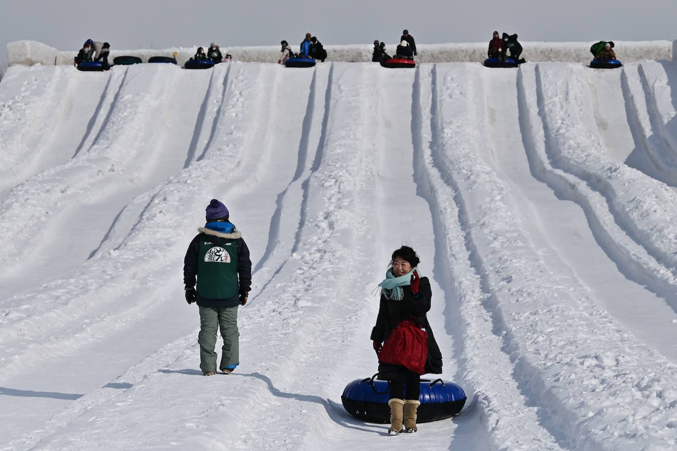 Decenas de miles de turistas se acercan cada año a Sapporo, en el norte de Japón, para contemplar las 200 esculturas de hielo presentadas durante el Festival de la Nieve, aunque esta última ha brillado por su ausencia este año. A causa de las temperaturas demasiado suaves de este año, las precipitaciones no bastaron y los organizadores se las tuvieron que ingeniar para poder construir las esculturas pese a la enorme escasez de materia prima. «La falta de nieve es inaudita. Tuvimos que traerla de lugares a los que nunca antes habíamos tenido que recurrir», como Niseko, una ciudad situada a unos 60 kiómetros de Sapporo, explica Yumato Sato, un responsable de la organización del Festival de nieve.