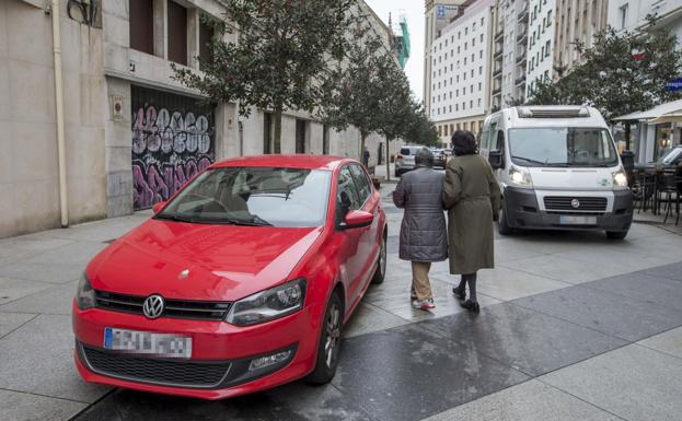 Dos mujeres pasean por la calle Cádiz, peatonal y al mismo tiempo compartida con vehículos.