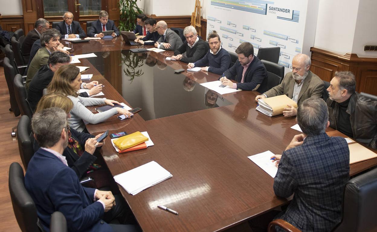 El equipo de Chipperfield explicó durante casi tres horas el proyecto a los grupos municipales del Ayuntamiento de Santander y a representantes del Banco Santander.