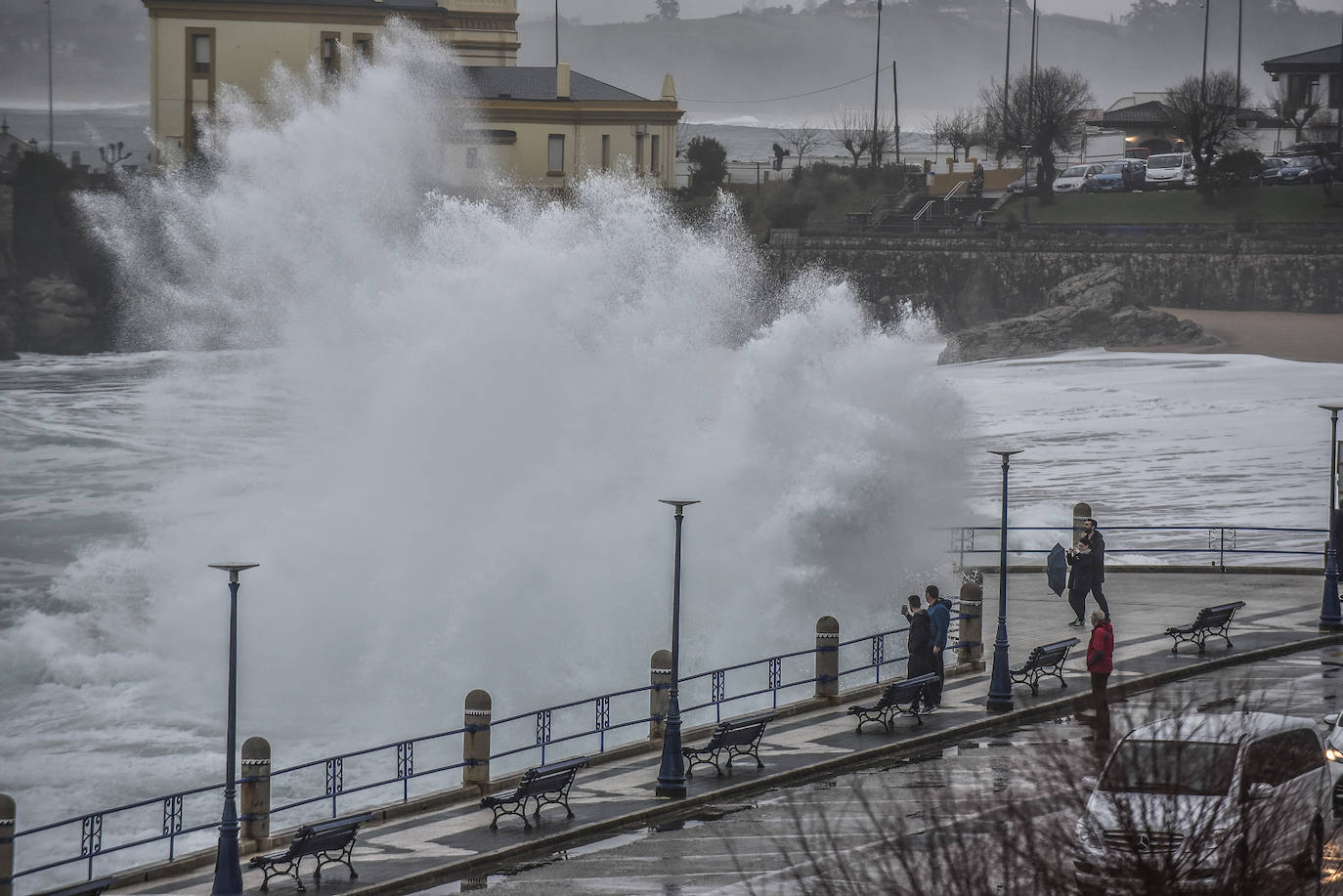 Las olas baten contra el aparcamiento de El Camello