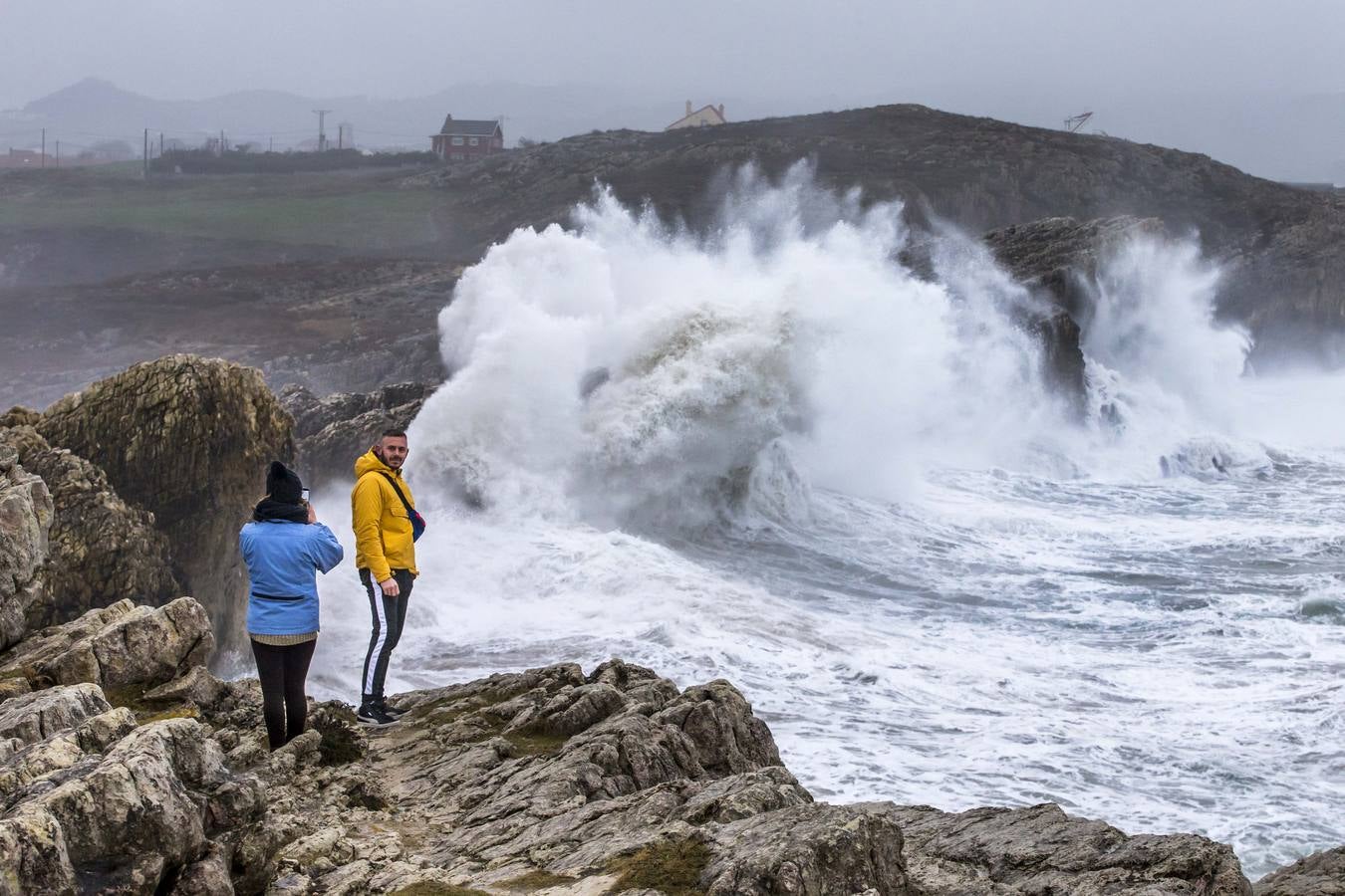 Curiosos toman imágenes del temporal en La Virgen del Mar