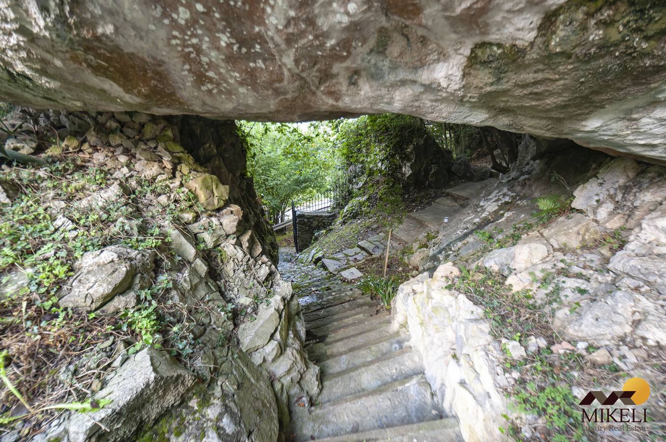 La inmobiliaria cántabra Mikeli ha vendido la propiedad a uno de los integrantes del grupo La Banda del Capitán Inhumano, que ha encontrado en esta cabaña la tranquilidad y el sosiego necesario para sus composiciones.