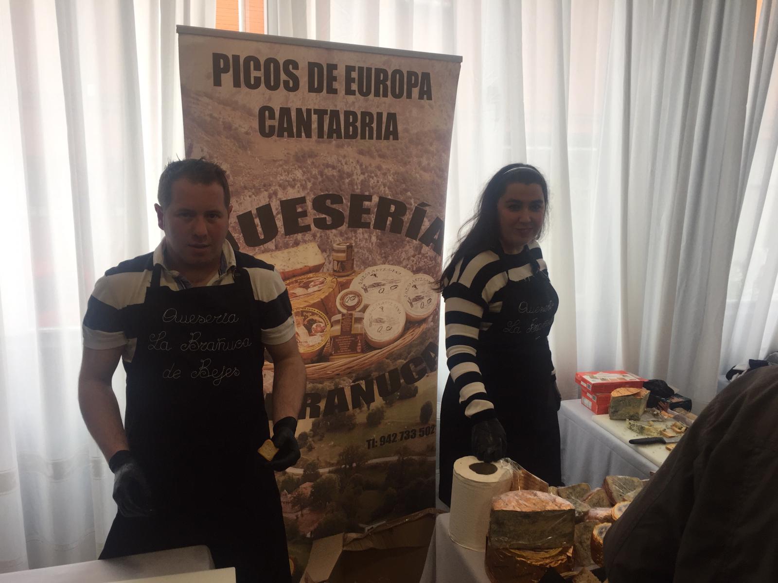 Los aficionados al queso tienen hasta el 21 de febrero una nueva cita para disfrutar, como auténticos ratones, de los sabores, texturas y armonías que ofrecen los quesos que se elaboran en la región, así como otras elaboraciones nacionales y europeas que se pueden degustar desde este miércoles en IES Fuente Fresnedo de Laredo . l jueves día 13, los alumnos de recibirán en el aula taller de cocina, a José María Alonso de la quesería artesana Quesoba, quien les hablará sobre la elaboración del queso con leche cruda de vaca, proveniente de pastos de alta montaña para mantener todas las propiedades originales y las bacterias lácticas naturales, beneficiosas para el organismo, como el bífidus, los lactobacilos y el casei.Aquellos que quieran degustar un menú 'para ratones' podrán hacerlo previa reserva el viernes 14, con quesos españoles; y el jueves 20, con quesos cántabros, a un precio de 20 euros.