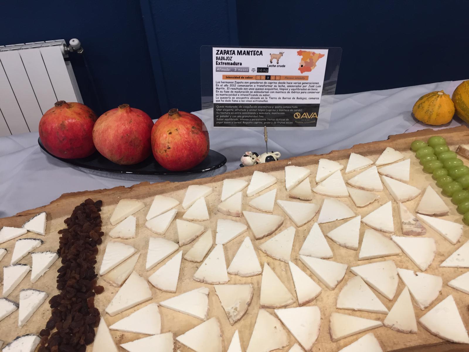 Los aficionados al queso tienen hasta el 21 de febrero una nueva cita para disfrutar, como auténticos ratones, de los sabores, texturas y armonías que ofrecen los quesos que se elaboran en la región, así como otras elaboraciones nacionales y europeas que se pueden degustar desde este miércoles en IES Fuente Fresnedo de Laredo . l jueves día 13, los alumnos de recibirán en el aula taller de cocina, a José María Alonso de la quesería artesana Quesoba, quien les hablará sobre la elaboración del queso con leche cruda de vaca, proveniente de pastos de alta montaña para mantener todas las propiedades originales y las bacterias lácticas naturales, beneficiosas para el organismo, como el bífidus, los lactobacilos y el casei.Aquellos que quieran degustar un menú 'para ratones' podrán hacerlo previa reserva el viernes 14, con quesos españoles; y el jueves 20, con quesos cántabros, a un precio de 20 euros.