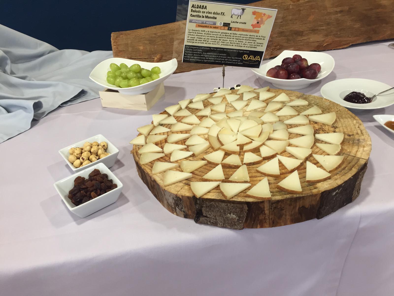 Los aficionados al queso tienen hasta el 21 de febrero una nueva cita para disfrutar, como auténticos ratones, de los sabores, texturas y armonías que ofrecen los quesos que se elaboran en la región, así como otras elaboraciones nacionales y europeas que se pueden degustar desde este miércoles en IES Fuente Fresnedo de Laredo . l jueves día 13, los alumnos de recibirán en el aula taller de cocina, a José María Alonso de la quesería artesana Quesoba, quien les hablará sobre la elaboración del queso con leche cruda de vaca, proveniente de pastos de alta montaña para mantener todas las propiedades originales y las bacterias lácticas naturales, beneficiosas para el organismo, como el bífidus, los lactobacilos y el casei.Aquellos que quieran degustar un menú 'para ratones' podrán hacerlo previa reserva el viernes 14, con quesos españoles; y el jueves 20, con quesos cántabros, a un precio de 20 euros.