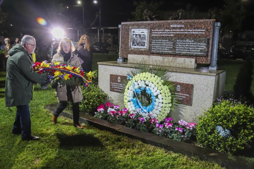 El acto concluyó con una ofrenda floral en el Memorial de los Deportados Laredanos. .