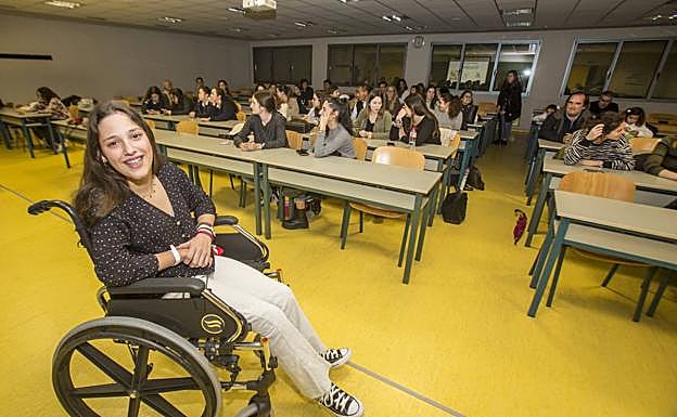 Lola González, ayer, en un aula de la facultad de Medicina antes de empezar la charla