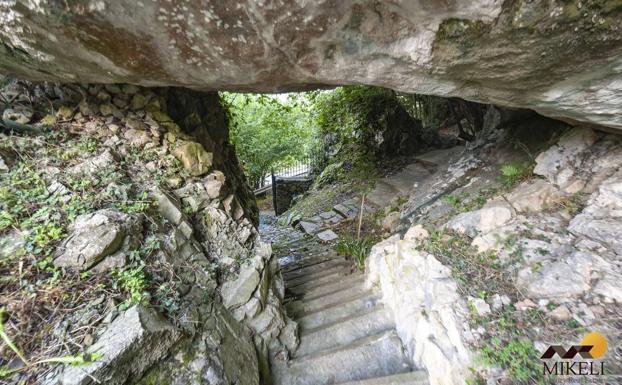 Escaleras de acceso a la finca entre rocas.