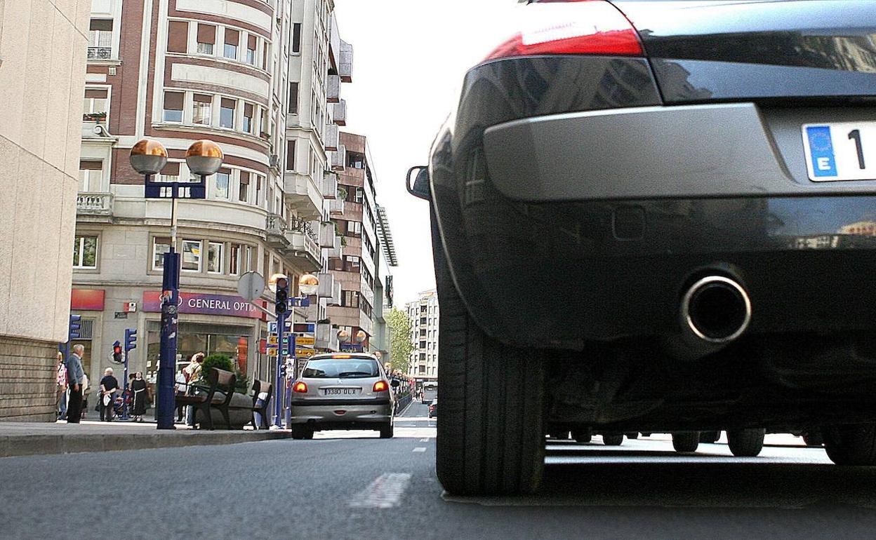 Un coche circula por la calle. 